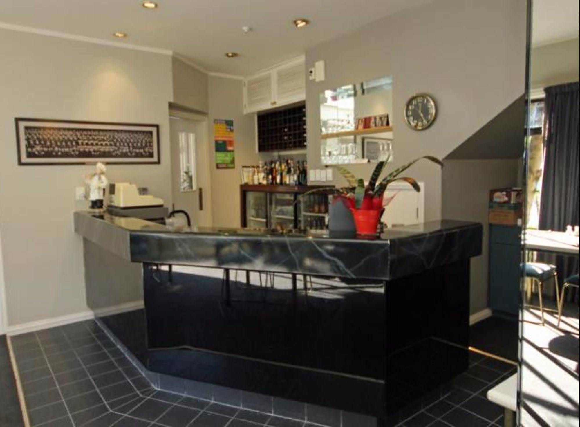 Champers Motor Inn Lower Hutt Buitenkant foto